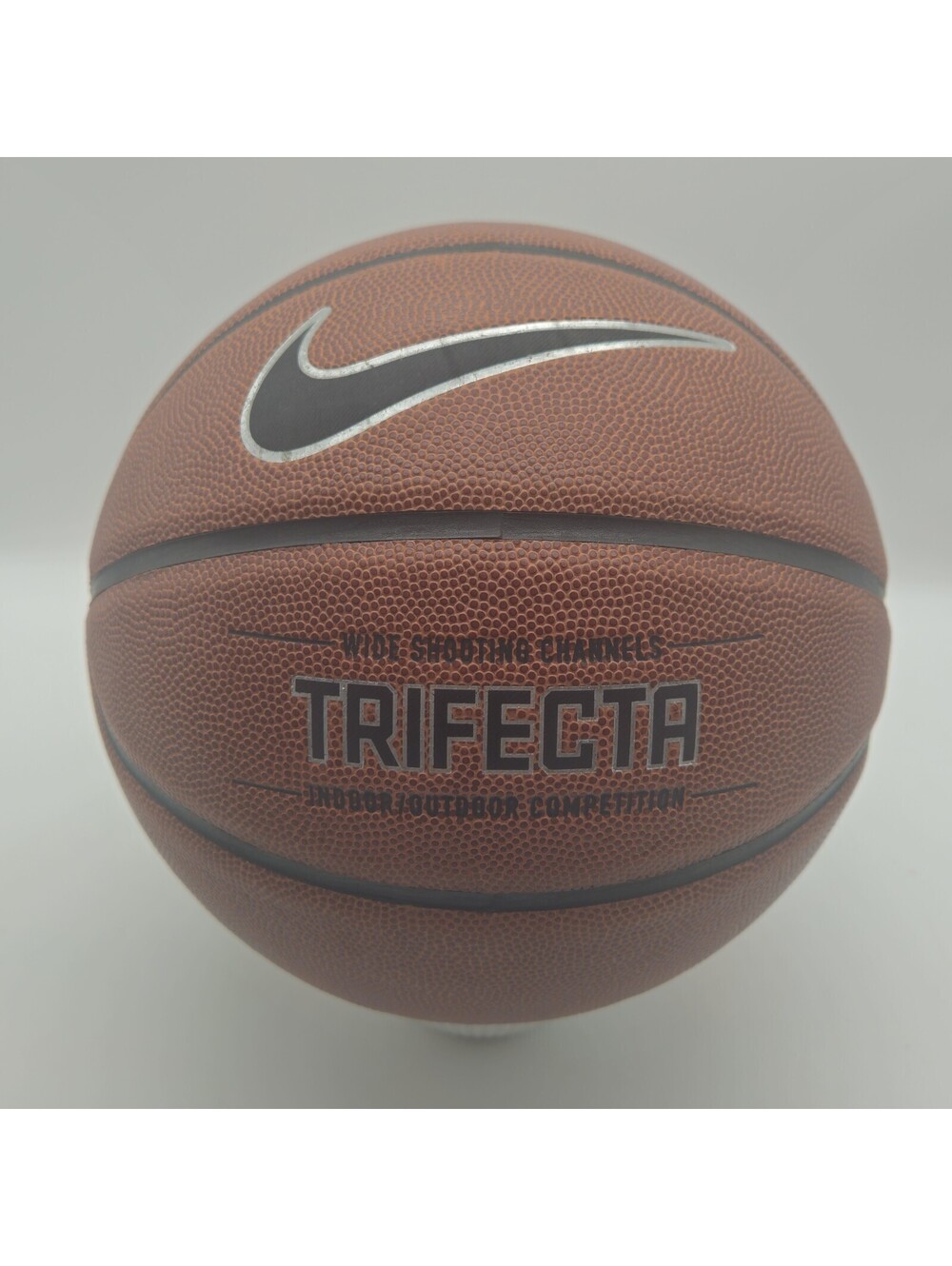 Vintage Nike 1990's Womans Basketball Trifecta Indoor/Outdoor New Legacy Size 6